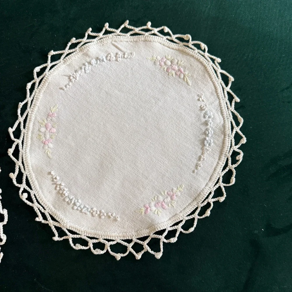 Vintage Embroidered‎ Linen Doily Set Crochet Lace Edge Round 9.5